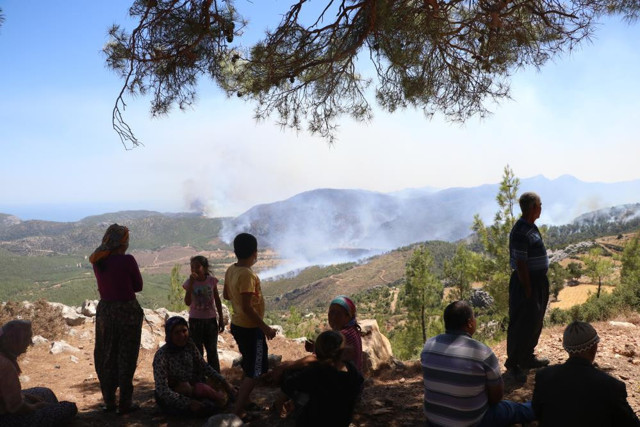 Mersin Silifke'de orman yangınına müdahale! Kara yolu kapatıldı, kamp alanları boşaltıldı - Resim: 3