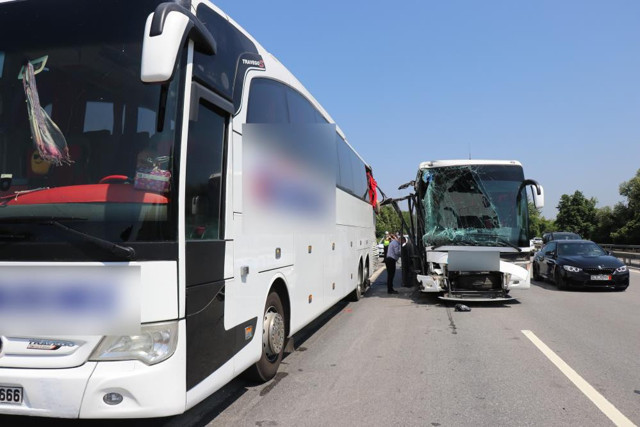 Sakarya TEM Otoyolu’nda iki yolcu otobüsü çarpıştı! Yaralılar var - Resim: 0