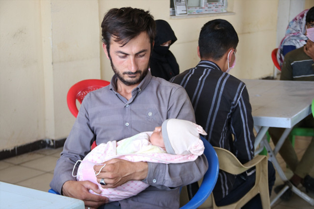 Van'da TIR'ın dorsesinden 300 kaçak göçmen çıktı - Resim: 2