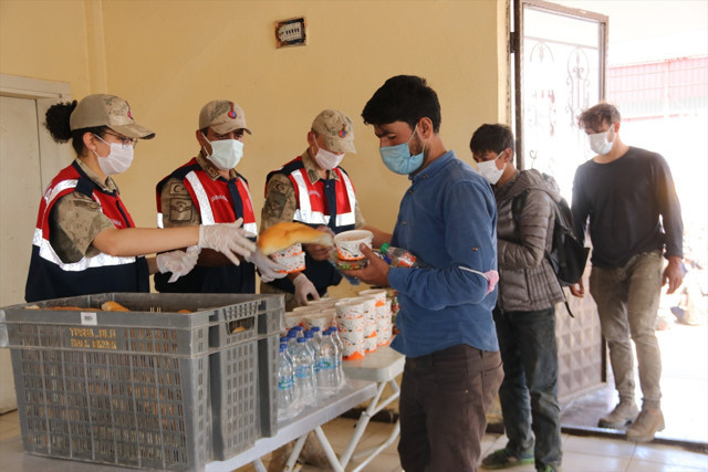 Van'da TIR'ın dorsesinden 300 kaçak göçmen çıktı - Resim: 3