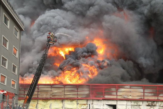 Esenyurt'ta lojistik firmasında yangın çıktı! Alevler göğe ulaştı - Resim: 1