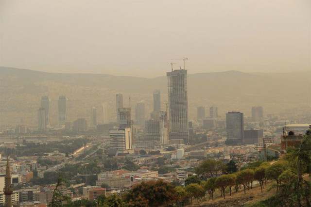 İzmir'de tedirgin eden görüntü sabah uyandıklarında gökyüzüne bakanlar şoke oldu - Resim: 2