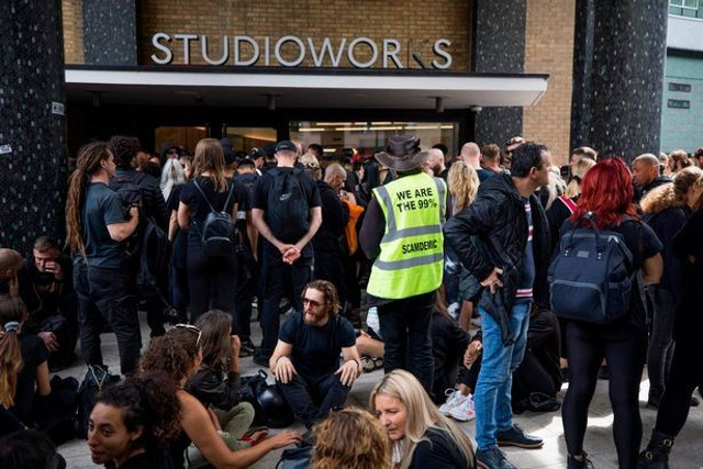 İngiltere'de aşı karşıtları BBC binasını basmaya çalıştı - Resim: 0