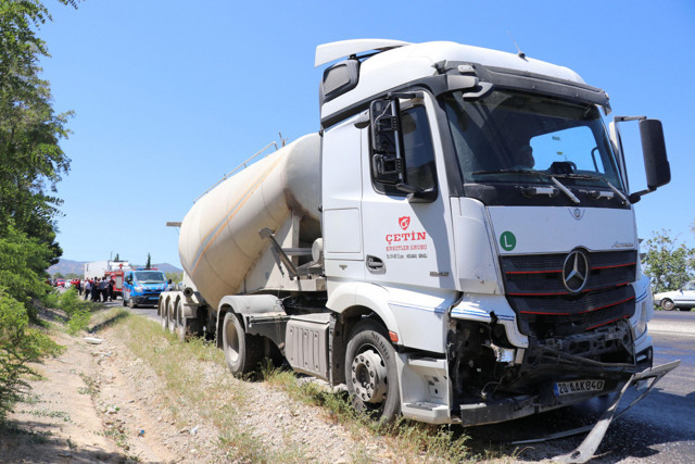 Denizli'de emekli öğretmen beton mikserinin çarptığı otomobilinden sağ çıkamadı - Resim: 2