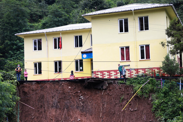 Rize'de heyelan nedeniyle bir okulun bahçesi çöktü - Resim: 0