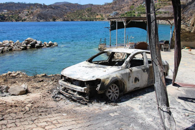 Muğla'daki yangında alevlere teslim olan otomobilin haline bakın - Resim: 1