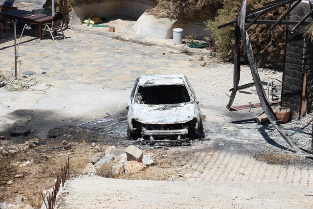 Muğla'daki yangında alevlere teslim olan otomobilin haline bakın - Resim: 0