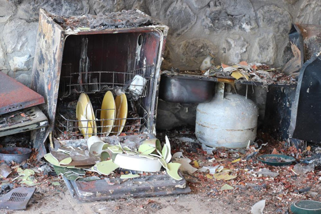 Muğla'daki yangında alevlere teslim olan otomobilin haline bakın - Resim: 3