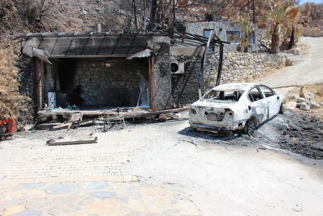 Muğla'daki yangında alevlere teslim olan otomobilin haline bakın - Resim: 2