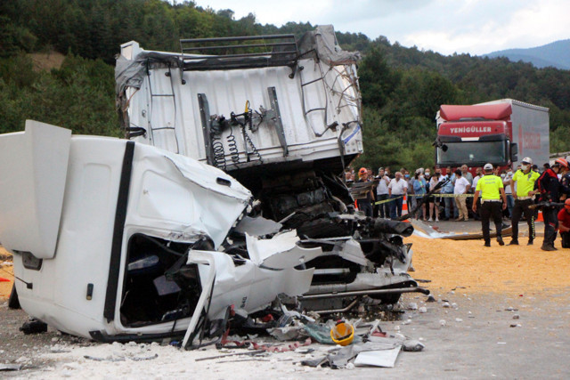 TEM'de 3 TIR ile 1 kamyonun karıştığı kazada 1 kişi öldü, 2 kişi yaralandı - Resim: 2