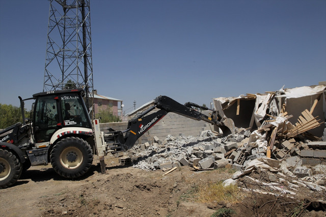 Van'da 'şok evleri' yıkıldı düzensiz göçmen operasyonunda 5 bin 16 kişi yakalandı - Resim: 1