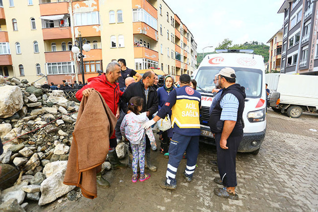 Bartın, Sinop ve Kastamonu'da sel felaketi! 72 saat uyarısı ölü sayısı sürekli artıyor - Resim: 1
