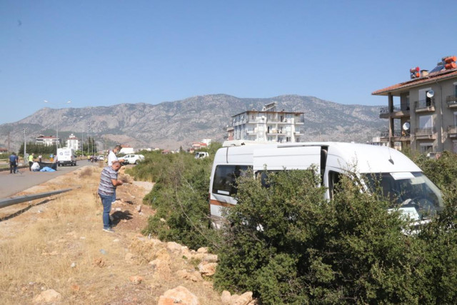 Antalya'da servis bekleyen işçiyi, kazada savrulan otomobil öldürdü - Resim: 0