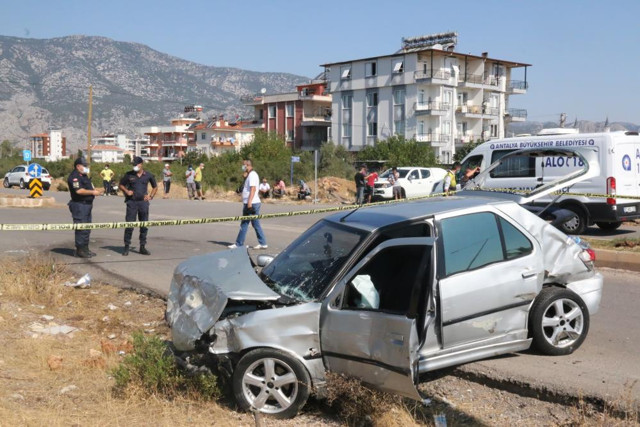 Antalya'da servis bekleyen işçiyi, kazada savrulan otomobil öldürdü - Resim: 2