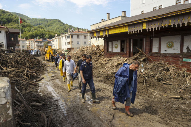 Çevre ve Şehircilik Bakanı Kurum sel felaketinin yaşandığı Bozkurt'ta incelemelerini sürdürdü - Resim: 0