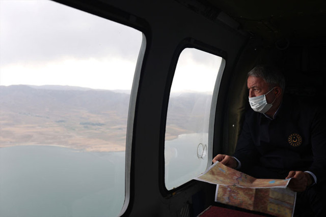 Milli Savunma Bakanı Hulusi Akar ve komutanlar İran sınırını denetledi - Resim: 2