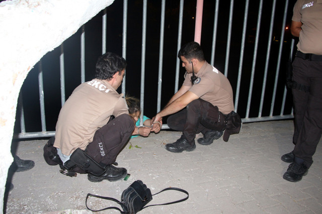 Adana'da bekçiler intihar etmeye kalkışan kadını havada kelepçeledi - Resim: 0