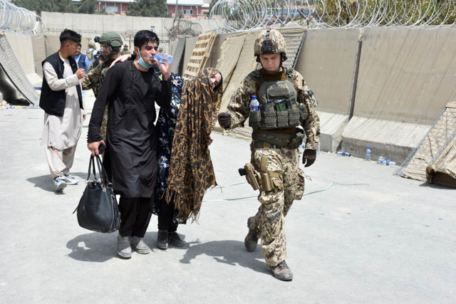 Kabil Havalimanı'nda izdiham çıktı 17 kişi yaralandı - Resim: 1