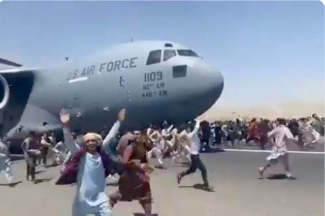 Kabil'den ABD uçaklarıyla tahliye edilen Afganlarla ilgili bomba iddia - Resim: 0