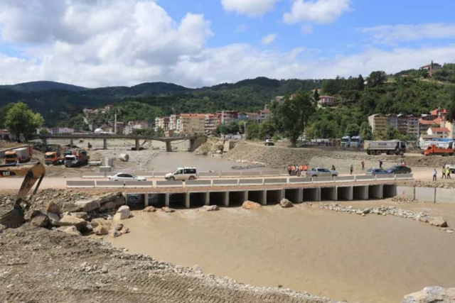 Bakan Karaismailoğlu: Yeni köprüler, eskilere göre 2 kat geniş olacak - Resim: 1