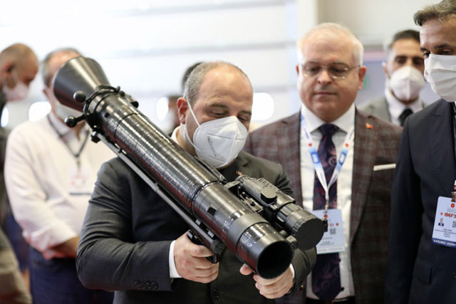 Bakan Varank IDEF'te tanıtılan ilk yerli ve milli işlemci 'Çakıl'ı değerlendirdi - Resim: 0