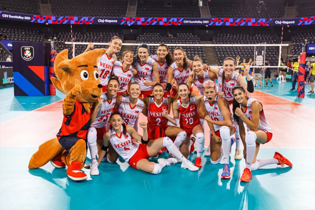 Avrupa Şampiyonası'nda 3'te 3 yapan Filenin Sultanları son 16 turunu garantiledi - Resim: 0