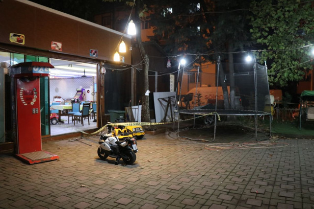 Sakarya'daki kafeteryada hesap kavgası çıktı: 3 yaralı, 4 gözaltı - Resim: 0