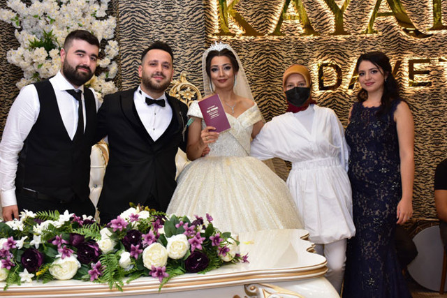 Bursa İnegöl'de nikah masasında damat evlilik sorusuna arkadaşlarına danışarak cevap verdi - Resim: 0