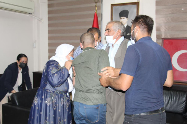 Şırnak'ta ikna yoluyla teslim olan PKK'lı terörist, ailesiyle buluşturuldu - Resim: 0