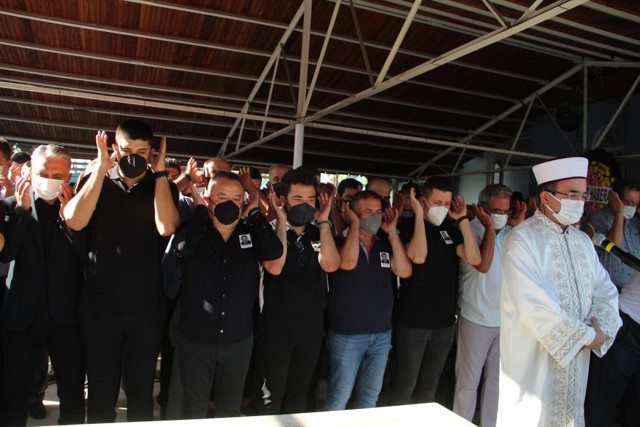 Muhittin Böcek Covid-19'dan ölen ağabeyini son yolculuğuna uğurladı - Resim: 2