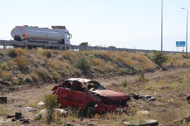 Erzincan'da otomobil şarampole devrildi! Anne ile 9 yaşındaki oğlu hayatını kaybetti - Resim: 0