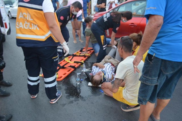 Balıkesir'de kazada 112'yi arayan adam şok oldu! Yerde yatan yaralı eşi çıktı - Resim: 0
