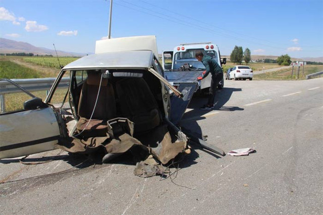 Erzurum’da feci kaza araç ikiye bölündü ön kısmı 20 metre sürüklendi - Resim: 2