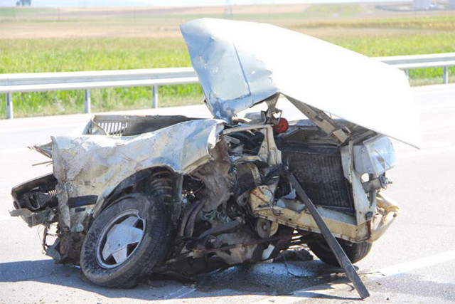 Erzurum’da feci kaza araç ikiye bölündü ön kısmı 20 metre sürüklendi - Resim: 0