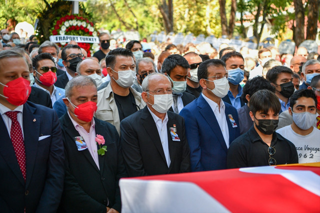 Duygun Yarsuvat son yolculuğuna uğurlandı! Cenaze namazına Kılıçdaroğlu ve İmamoğlu da katıldı - Resim: 0