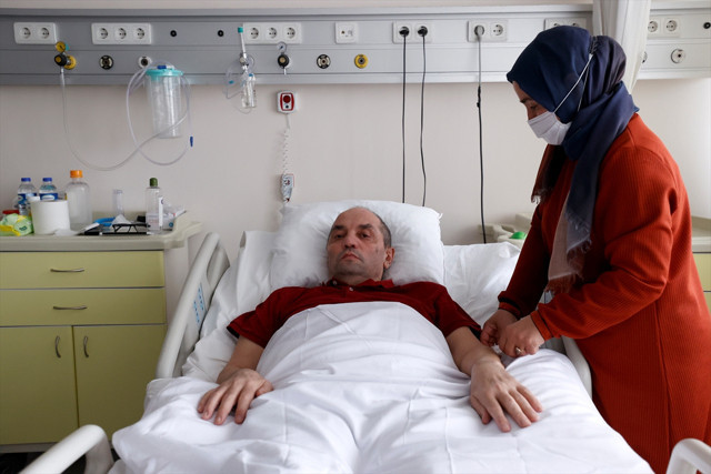 Covid-19 yoğun bakımında 110 gün! Ağlayarak anlattı: Kimseye tavsiye etmem - Resim: 1