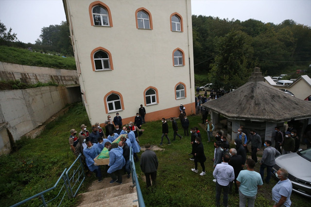 Bebeği sezaryenle alındı! Covid-19'dan ölen Havva son yolculuğuna uğurlandı - Resim: 0