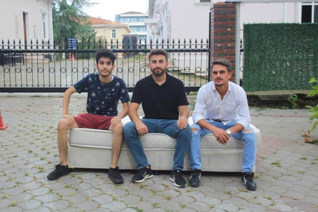 Sakarya Hendek'te ev kiralarına tepki için üniversite kapısına yatak koyup yattılar - Resim: 0