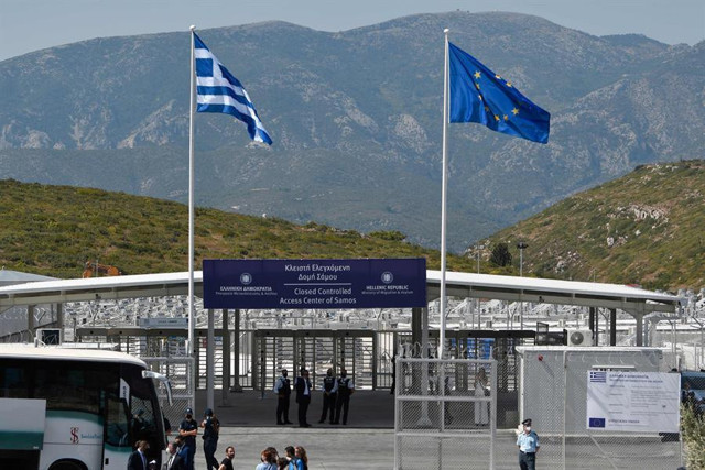 Yunanistan'da insan hakları örgütlerinin tepki gösterdiği sığınmacı kampı açıldı - Resim: 0