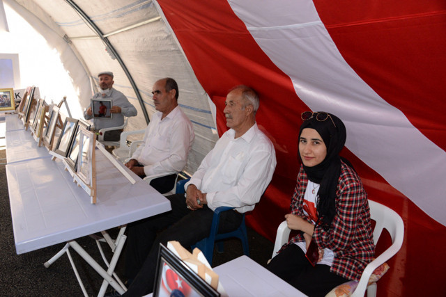 Diyarbakır'da evlat nöbetindeki baba: Teslim olun, bu hasret bitsin - Resim: 0