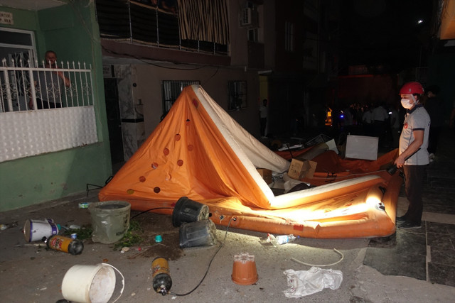 İzmir'de ev sahibi ile tartışan kiracı eşyaları daireden sokağa attı - Resim: 1