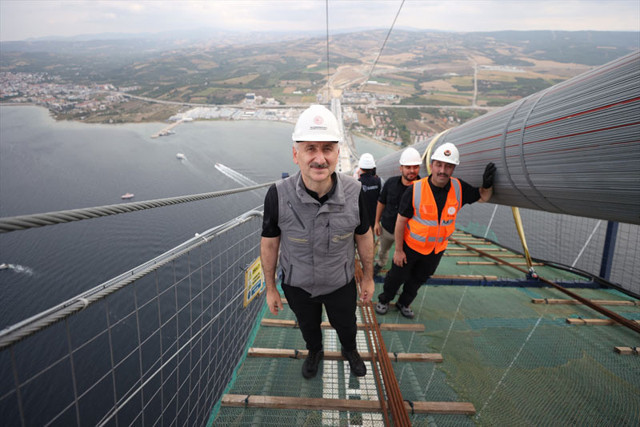 Adil Karaismailoğlu 1915 Çanakkale Köprüsü'nün kedi yolundan yürüyerek karşıya geçti - Resim: 0