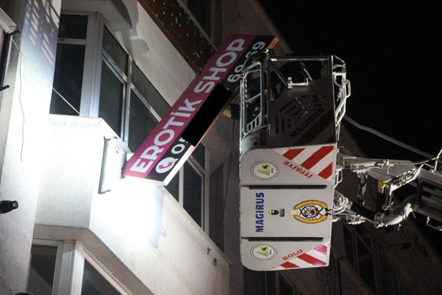 Bolu'da en işlek caddeye asılan tabela ortalığı karıştırdı herkesin çoluğu var, çocuğu var - Resim: 1