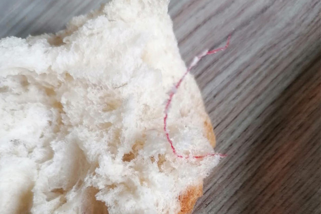 Şok oldu! Bilecik'te aldığı ekmeğin içinden ip çıktı - Resim: 0