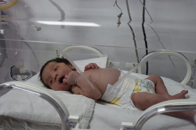 Toprağa diri diri gömülen bebek artık Sosyal Hizmetler korumasında - Resim: 0