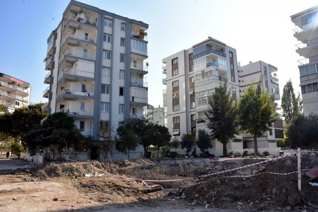 İzmir depreminde 11 kişinin öldüğü Yağcıoğlu Apartmanı davası başladı! Müteahhit kolon kesildi dedi - Resim: 0