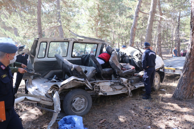 Afyon'da feci kaza! Öğrenci servisi ormanlık alana uçtu ikiye ayrıldı: Ölü ve yaralılar var - Resim: 2