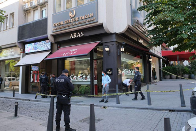 Nişantaşı'nda milyonluk kuyumcu soygunu! Tezgahtar uzun süre kendine gelemedi - Resim: 0