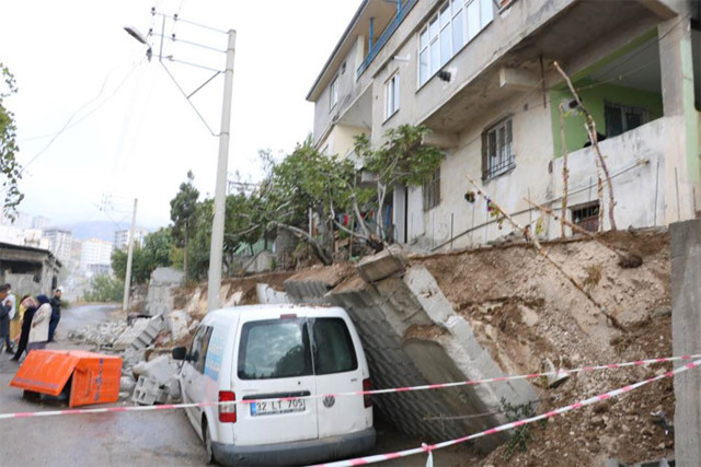 Mahalleli gürültüye uyandı dışarı çıktıklarında araç sahipleri şoka girdi - Resim: 1
