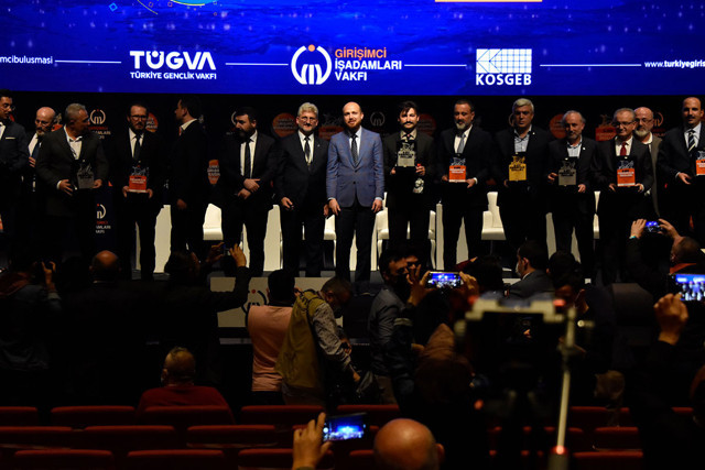 Bilal Erdoğan: Türkiye'nin büyük zenginleri, plazalarında  neden bir başörtülününün asla çalışamadığının hesabını versin - Resim: 0